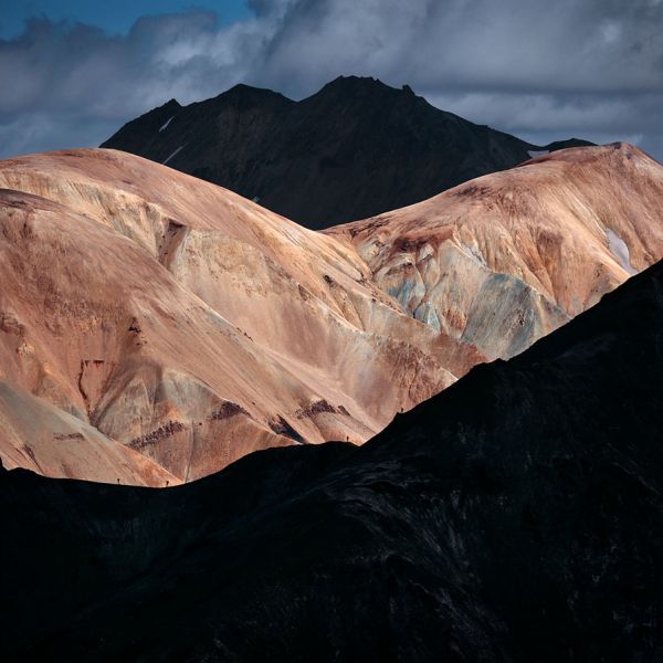 Lidé na temném hřebeni - Landmannalaugar, Island